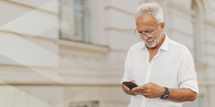 A man looks at the Synt app on his phone.