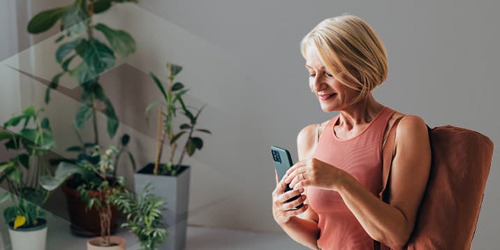 Une syndic bénévole consulte son téléphone.