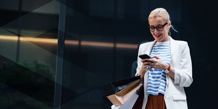 Een vrouw bekijkt de app van Synt op haar telefoon.